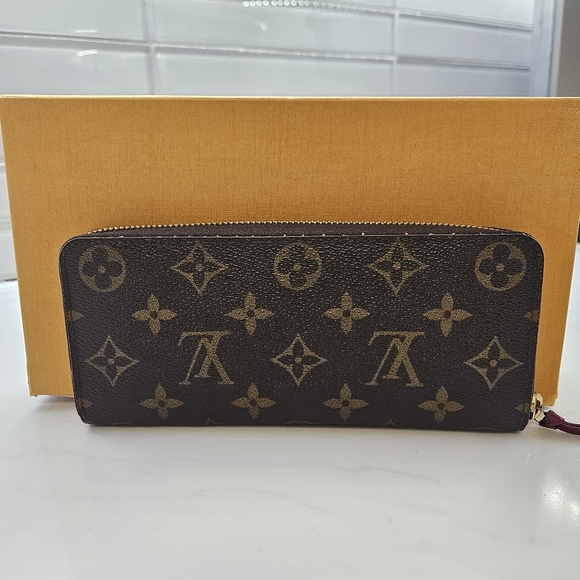 LOUIS VUITTON CLEMENCE WALLET with Fuchsia interior - Picture 2 of 9